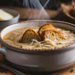 Recette traditionnelle de la soupe à l’oignon gratinée au fromage